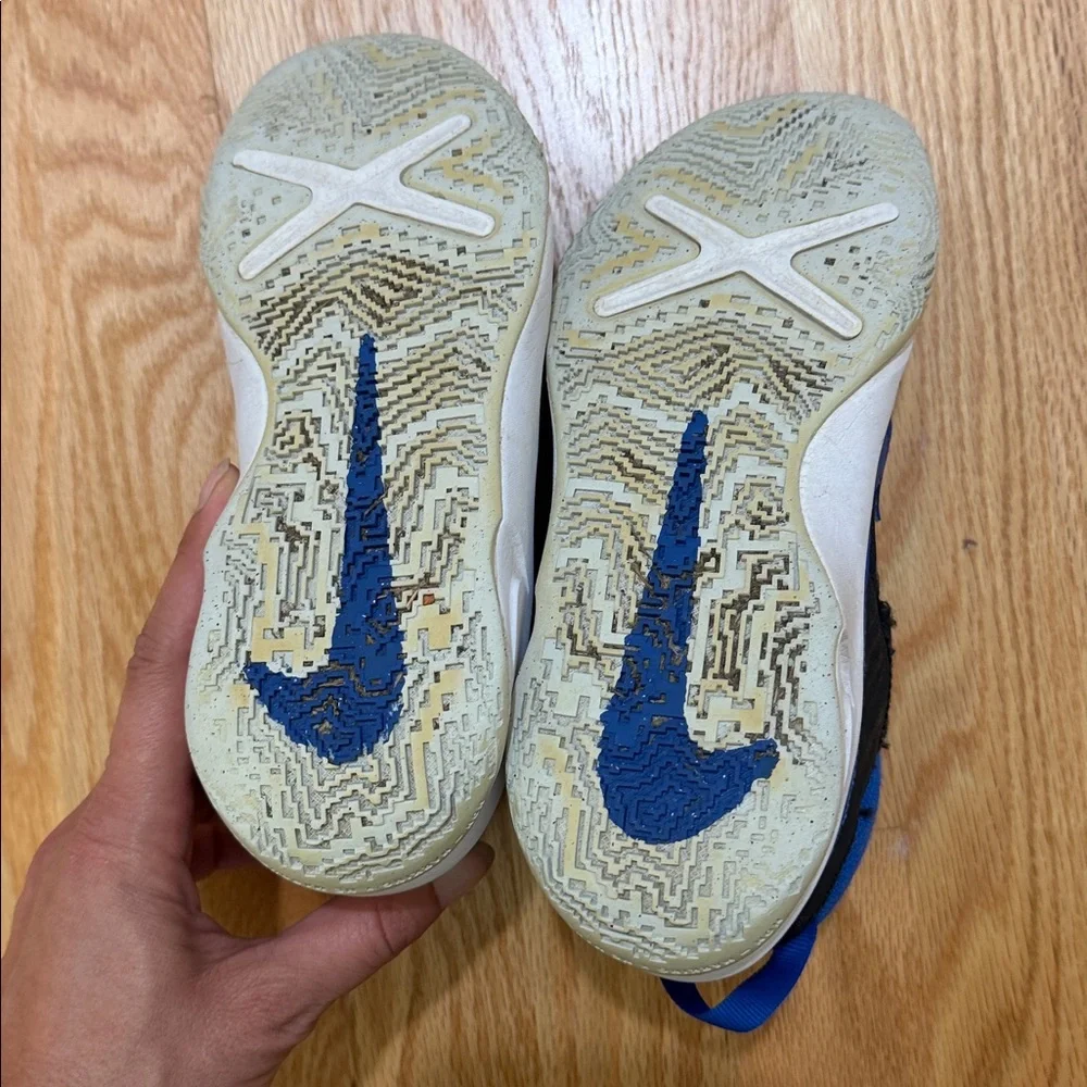 Nike dynamic sneakers